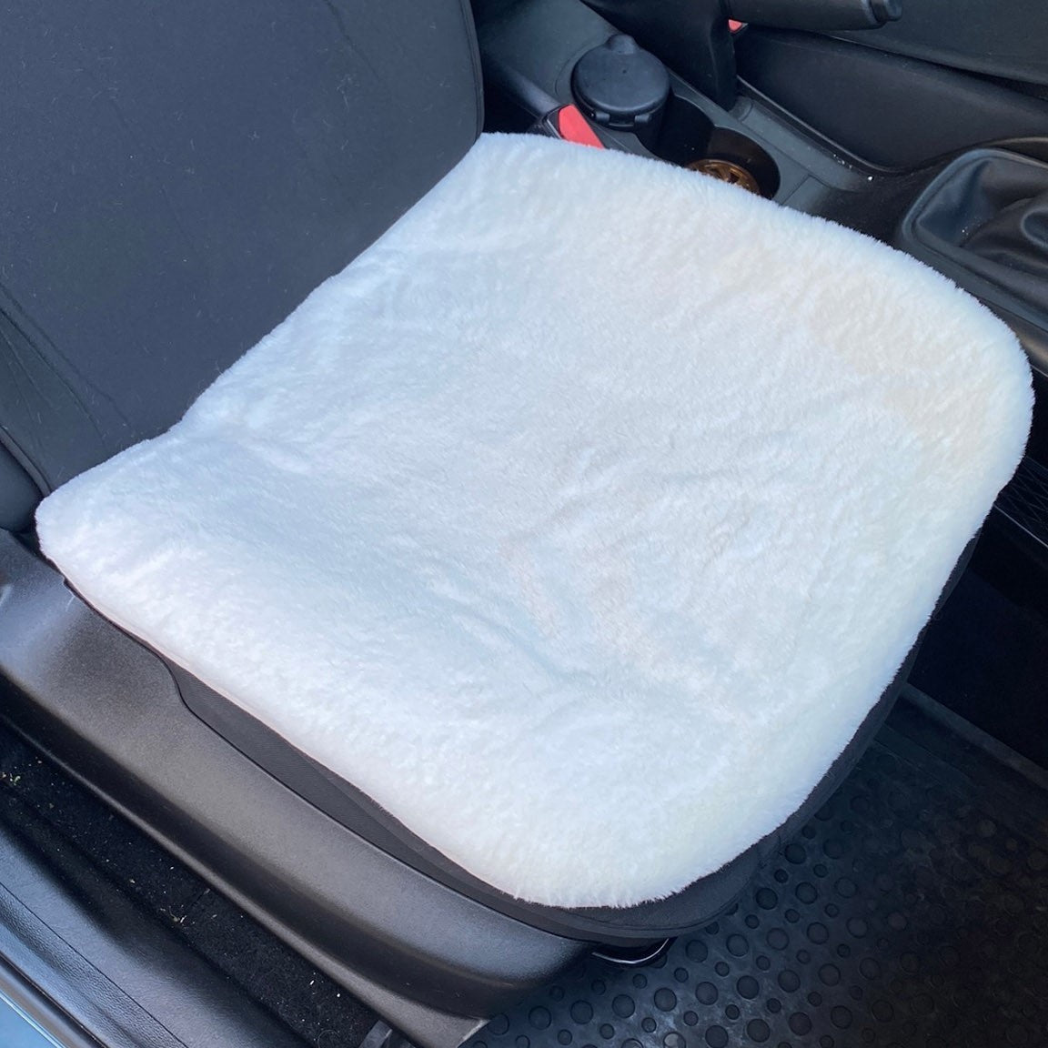 Yumuşak Tüylü Peluş Serme Oto Koltuk Koruyucu Minder Ön Tekli Beyaz