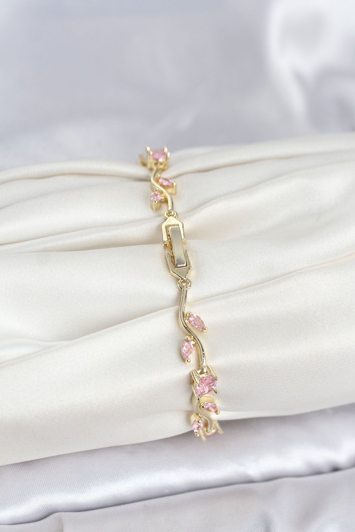 Pirinç Gold Renk Pembe Zirkon Taşlı Çiçek Model Kadın Bileklik