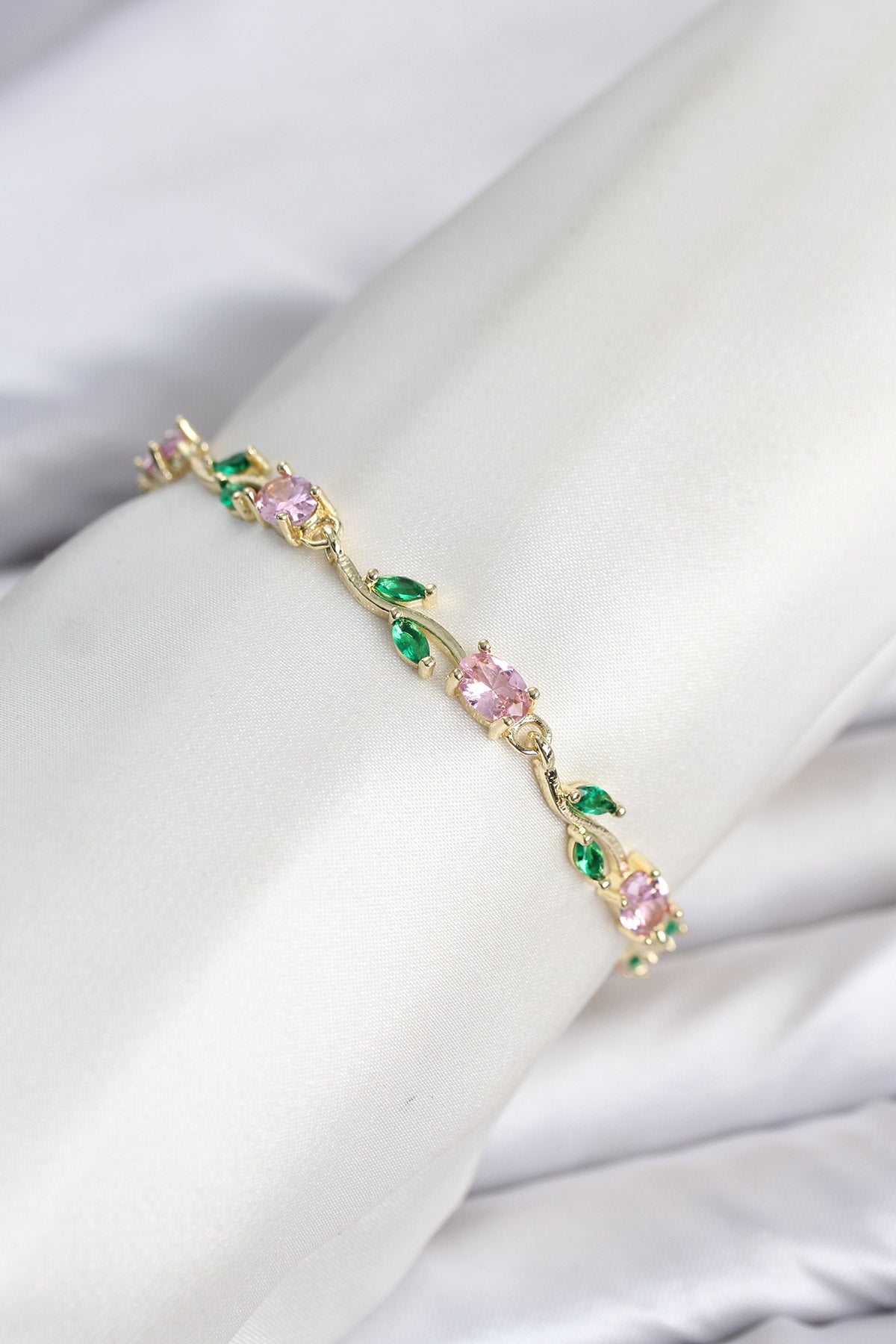 Pirinç Gold Renk Pembe Zirkon Taşlı Çiçek Model Kadın Bileklik