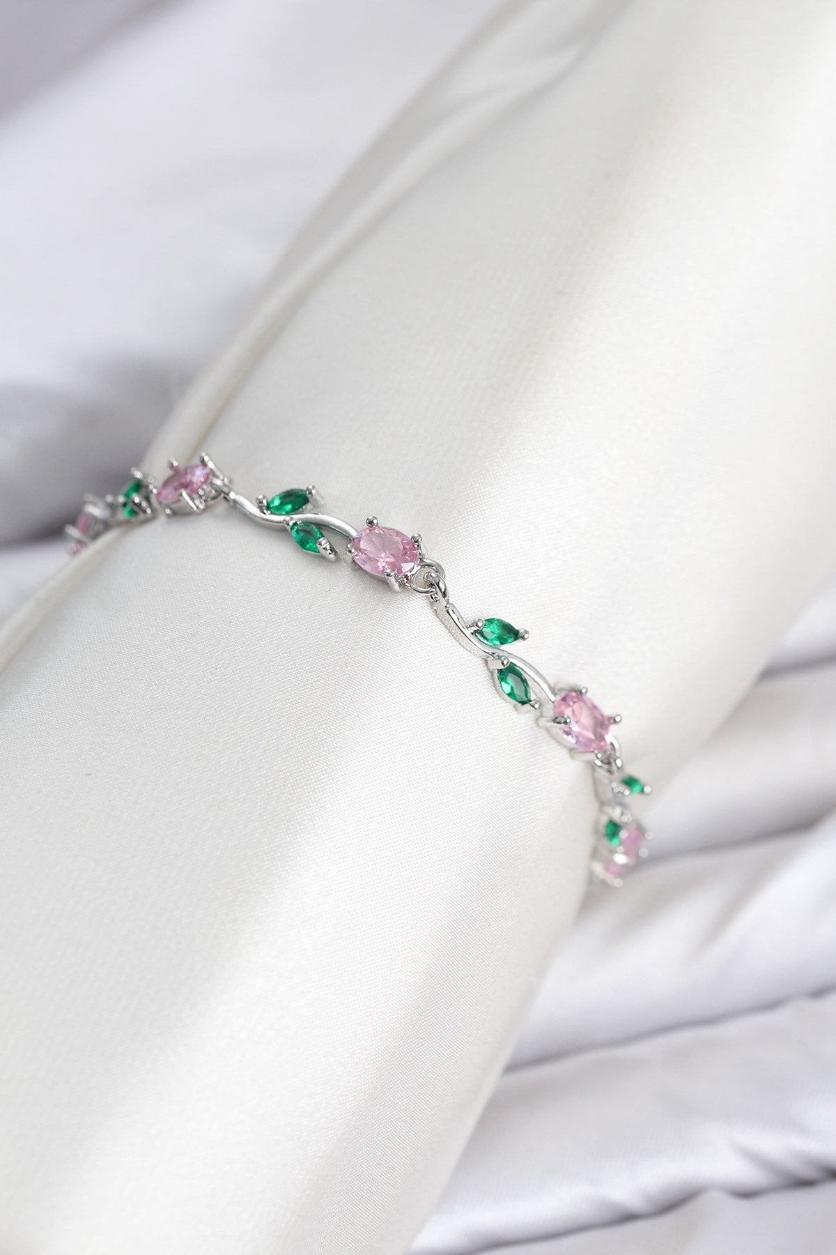 Pirinç Gümüş Renk Pembe Zirkon Taşlı Çiçek Model Kadın Bileklik