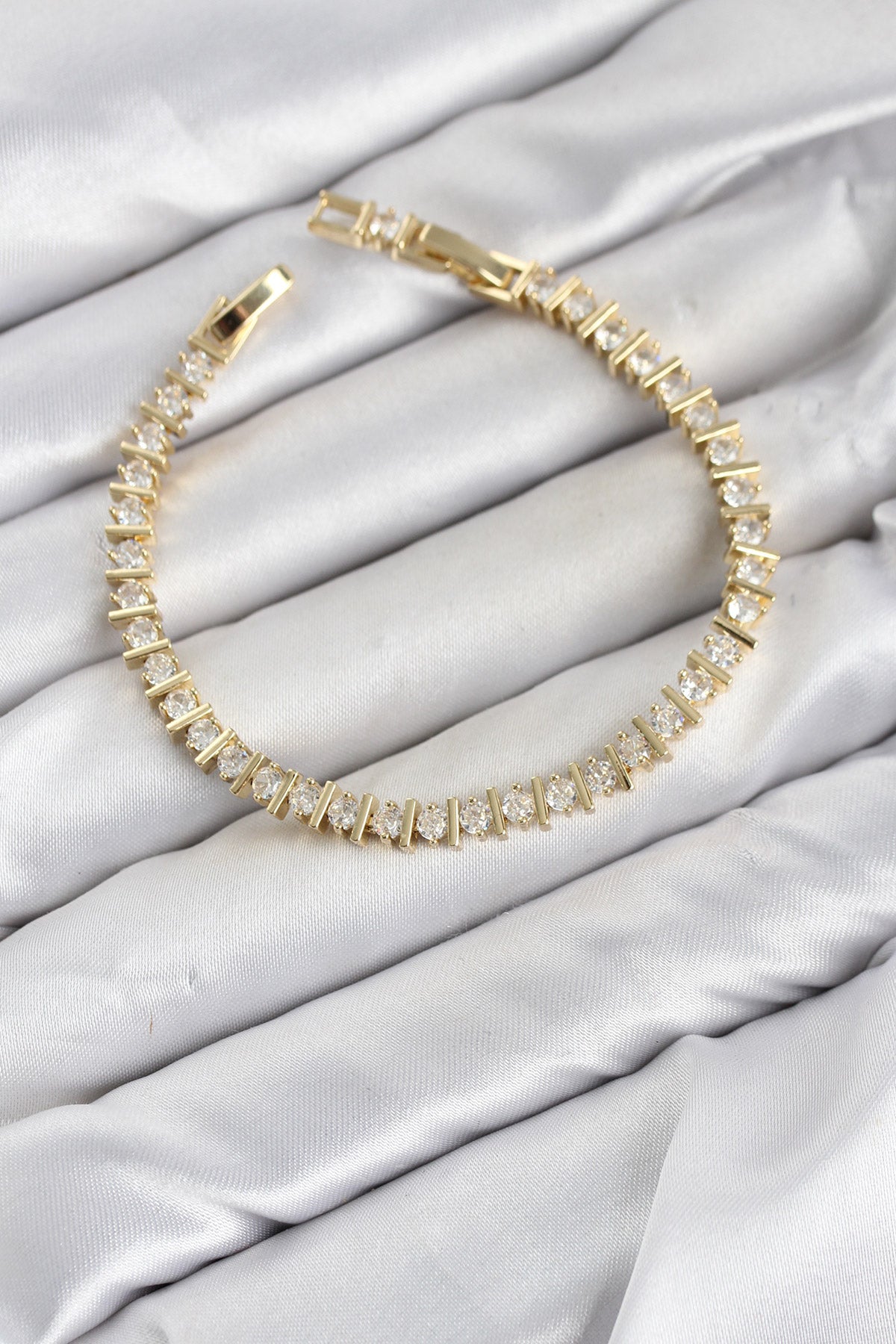 CM Şerit Model Zirkon Taşlı VIP Seri Gold Renk Pirinç Kadın Bileklik