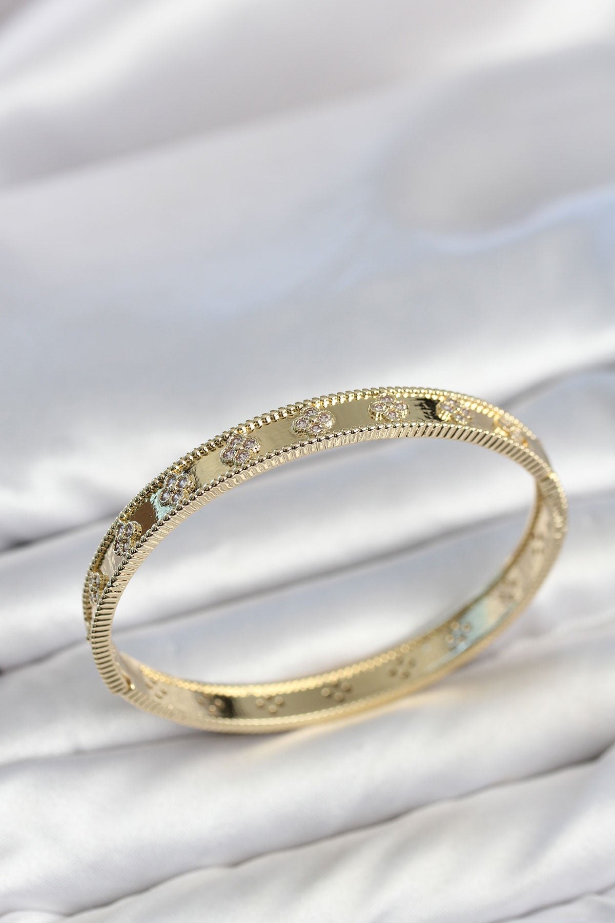 Gold Renk Pirinç Yonca Model Zirkon Taşlı Kadın Kelepçe Bileklik