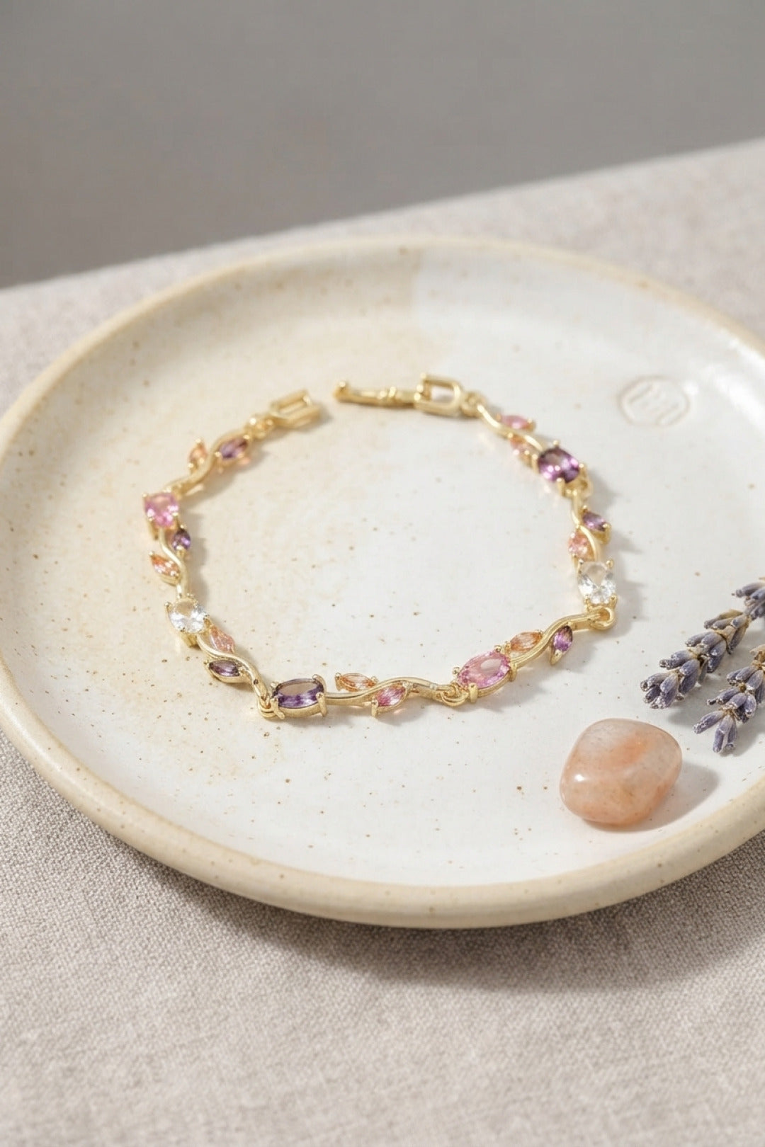 Pirinç Gold Renk Pembe ve Mor Zirkon Taşlı Çiçek Model Kadın Bileklik