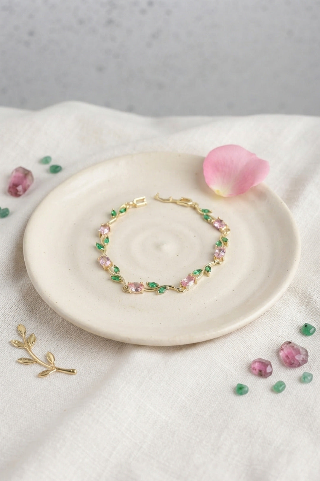 Pirinç Gold Renk Pembe Zirkon Taşlı Çiçek Model Kadın Bileklik