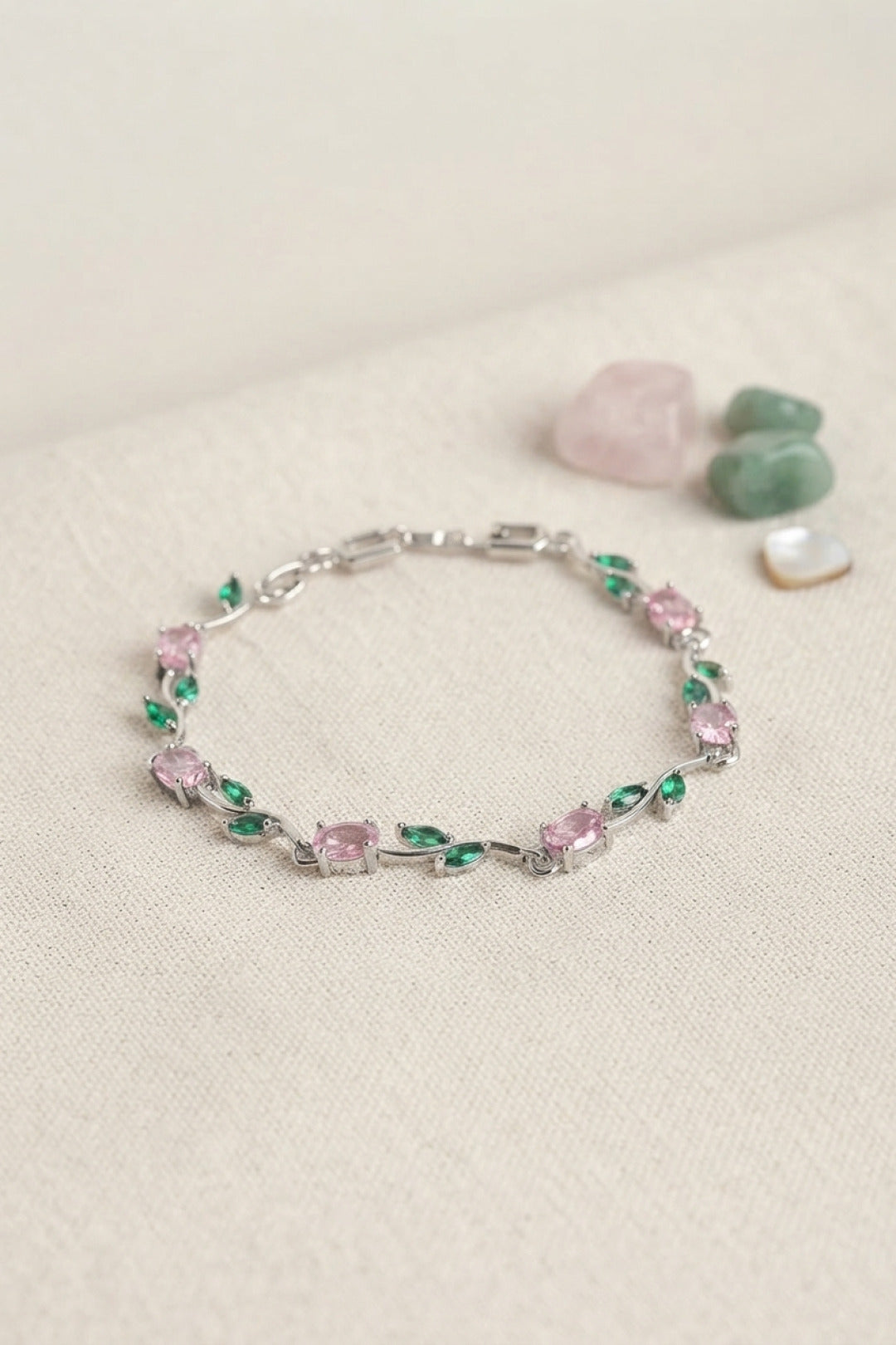Pirinç Gümüş Renk Pembe Zirkon Taşlı Çiçek Model Kadın Bileklik