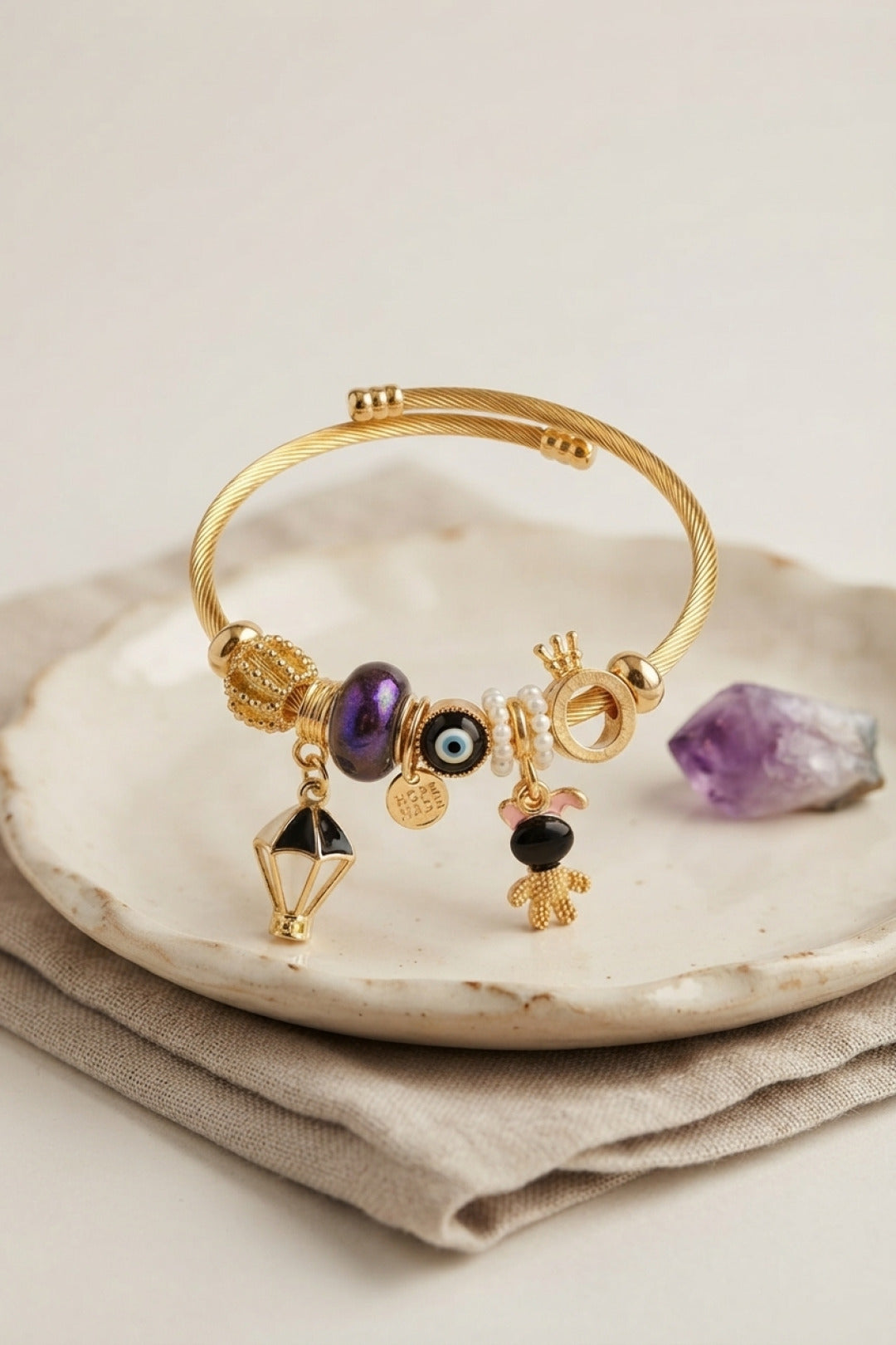 Siyah Uçan Model Charmlı Gold Renk Bileklik