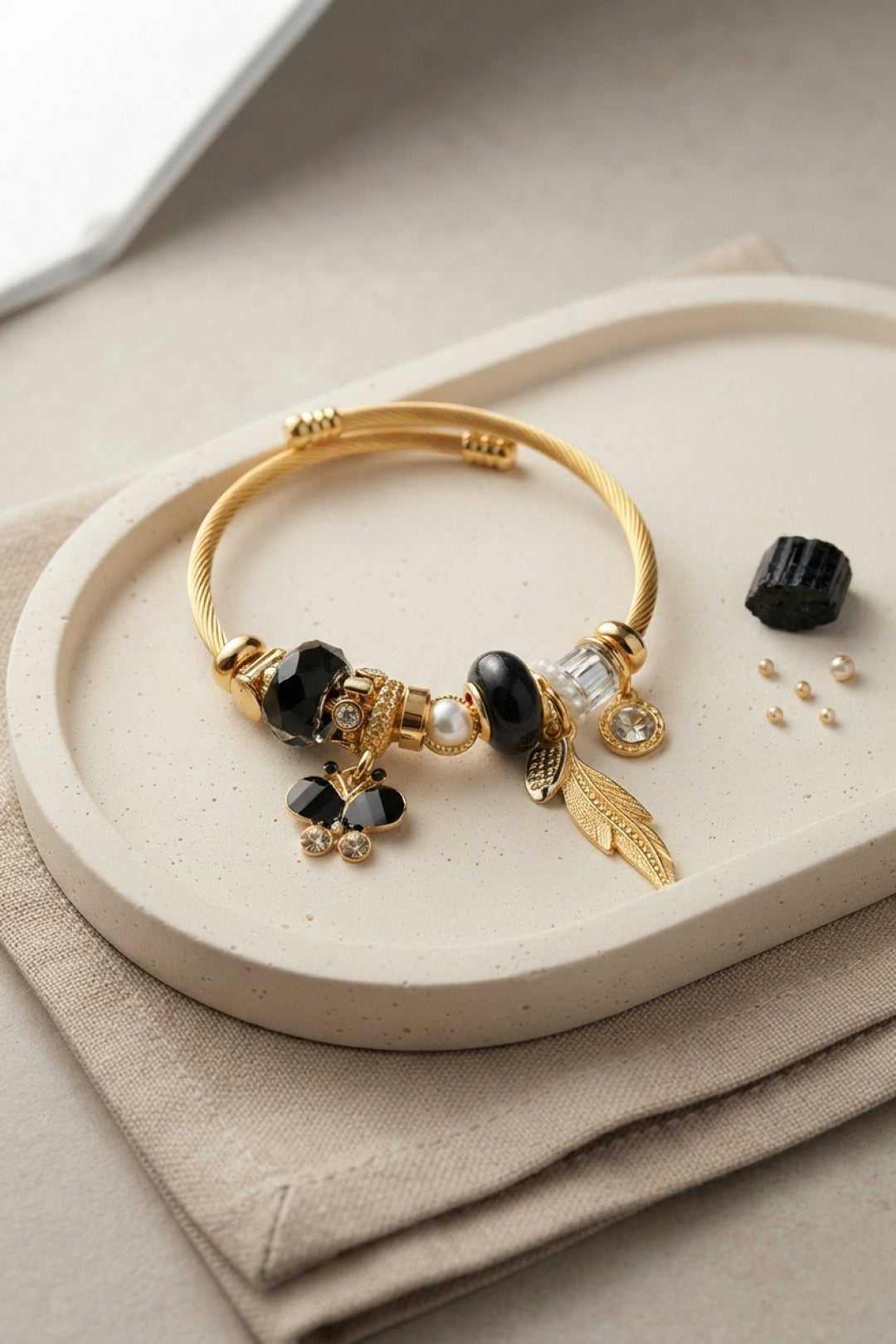 Kelebek Model Gold Renk Siyah Charmlı Bileklik