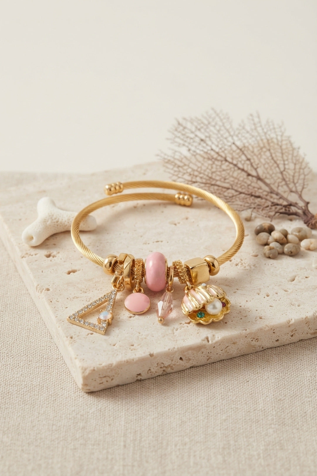 Pembe Deniz Kabuğu Model Gold Renk Charmlı Bileklik