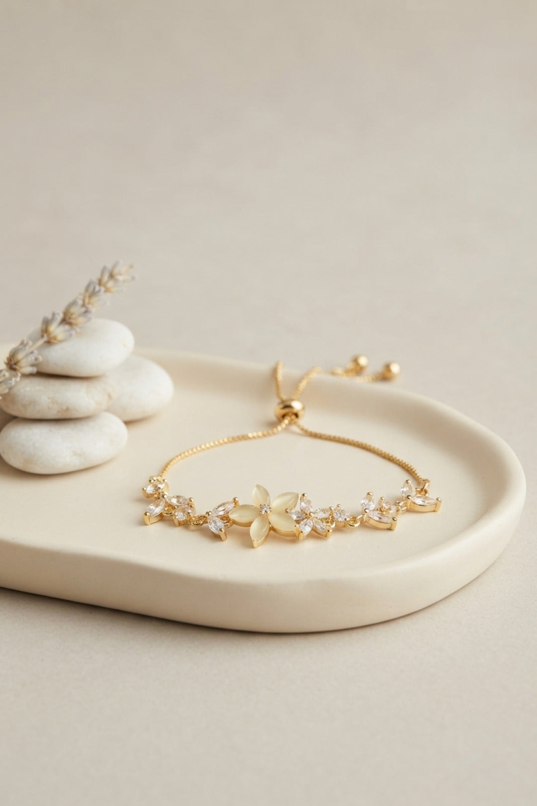 Gold Renk Zirkon Taşlı Pirinç Sedefli Çiçek Model Asansörlü Bileklik