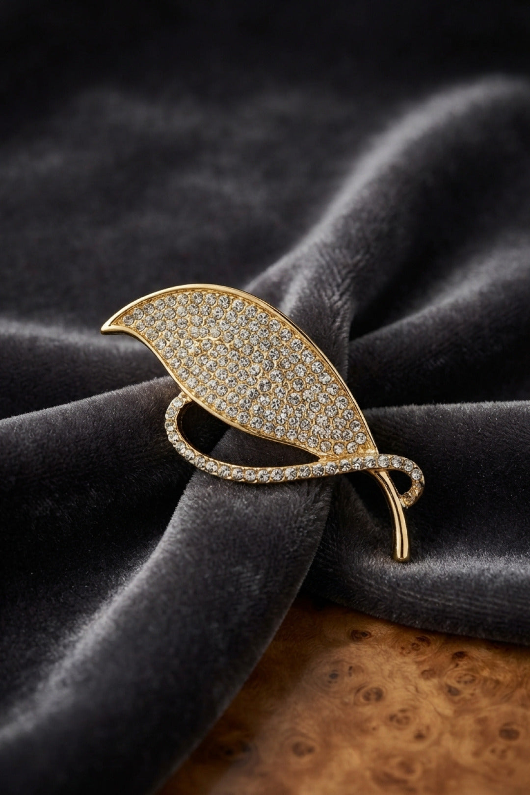 Gold Renk Zirkon Taşlı Yaprak Model Broş