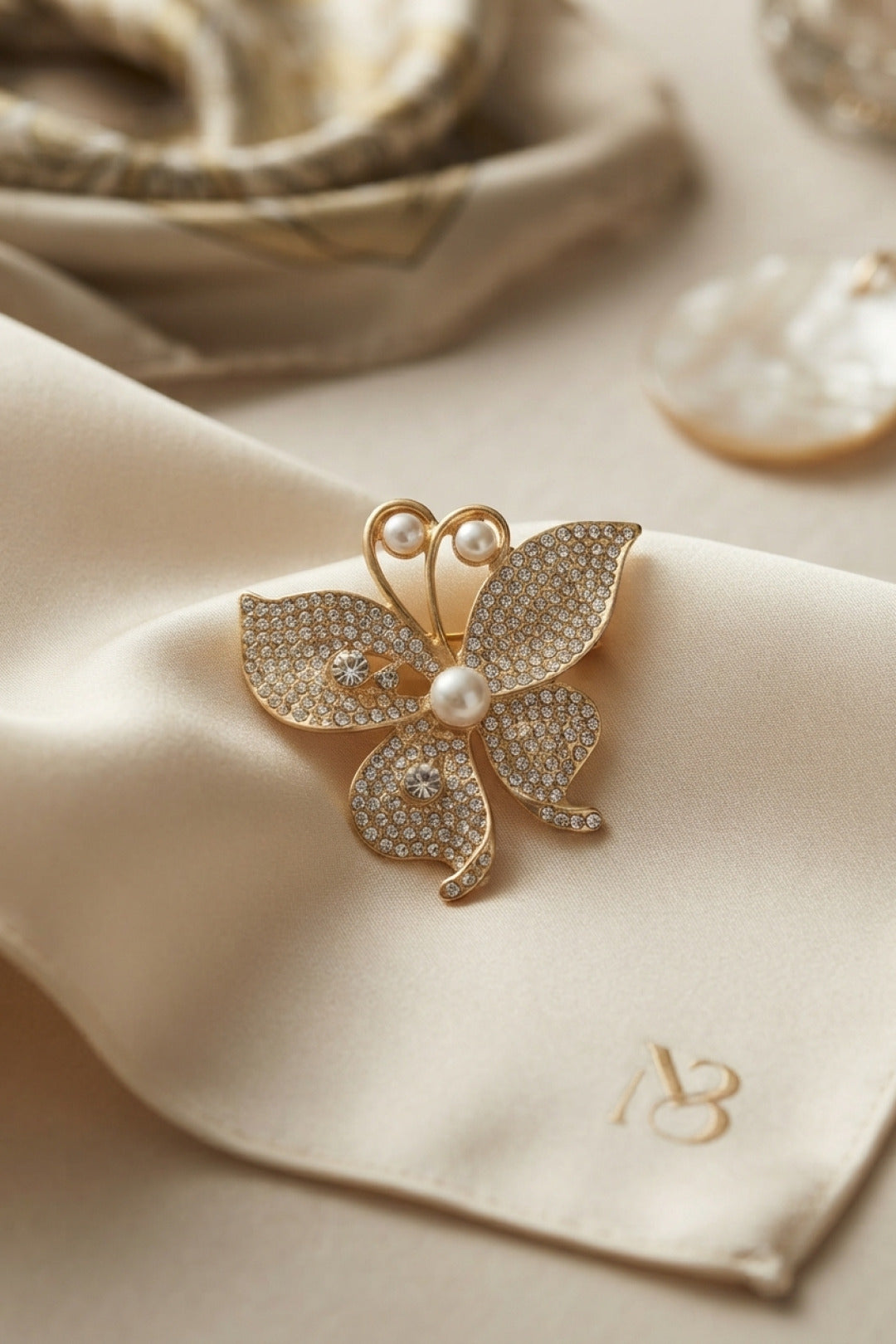 Zirkon Taşlı Gold Renk Kelebek Model Broş