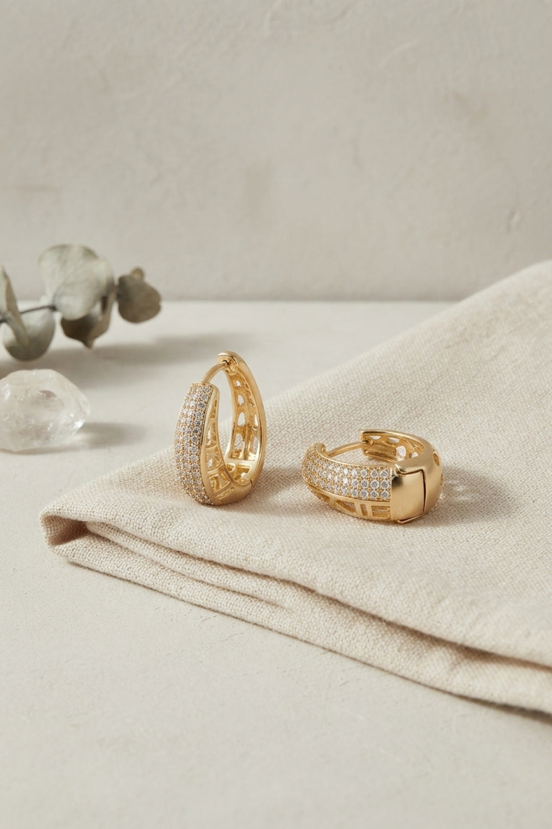 Gold Renk Zirkon Taşlı ve Motif Detaylı Damla Halka Model Kadın Küpe