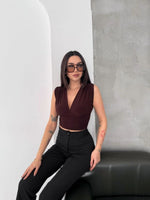 Kadın Vatkalı Kolsuz V Yaka Drapeli Crop Bluz Likralı Fit - Kahverengi