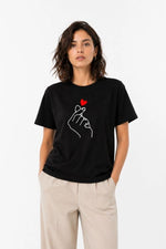 Kadın Kore Parmak Kalp Aşk Temalı Minimal Baskılı Tişört Yazlık Kısa Kol T-Shirt - Siyah