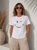 Kadın Minimal Gülümseyen Yüz Baskılı Tişört Kısa Kol Yazlık T-Shirt - Beyaz