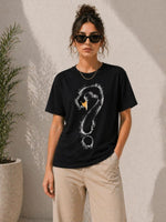 Kadın Kuğu Figürlü Soru İşareti Baskılı Tişört Kısa Kol T-Shirt - Siyah