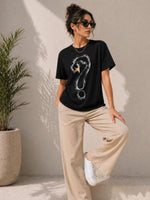 Kadın Kuğu Figürlü Soru İşareti Baskılı Tişört Kısa Kol T-Shirt - Siyah