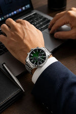Erkek Gümüş Renk Metal Kordon Analog Kol Saati Takvim Göstergeli Yeşil Siyah Kadran - Gümüş