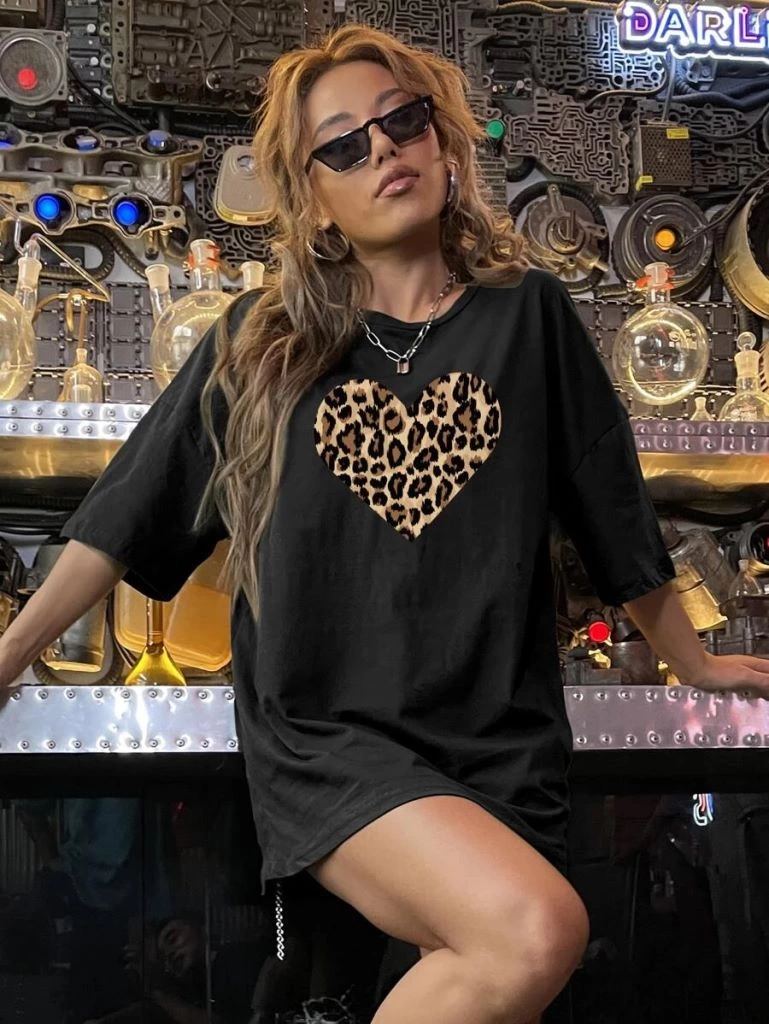 Kadın Leopar Kalp Baskılı Tişört Kısa Kol Bisiklet Yaka Oversize T-shirt - Siyah